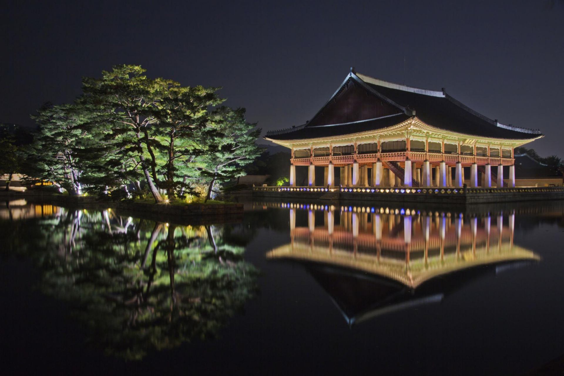 Gyeongbokgung palace night view with reflection